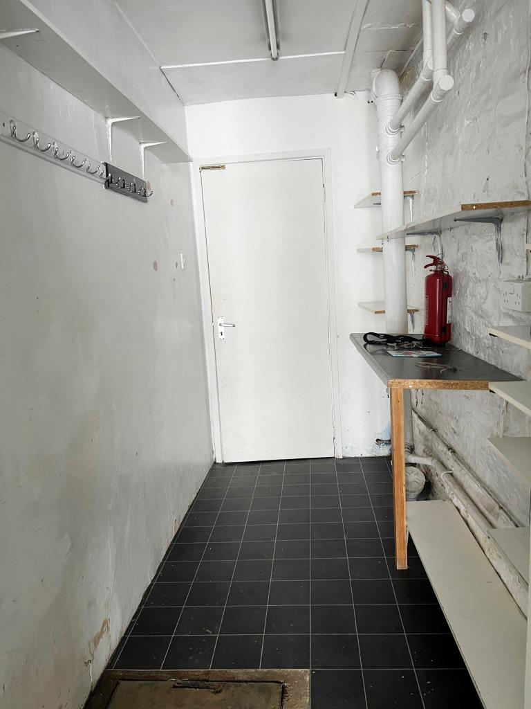 Lot: 3 - DOUBLE FRONTED RETAIL SHOP IN PRIME LOCATION -